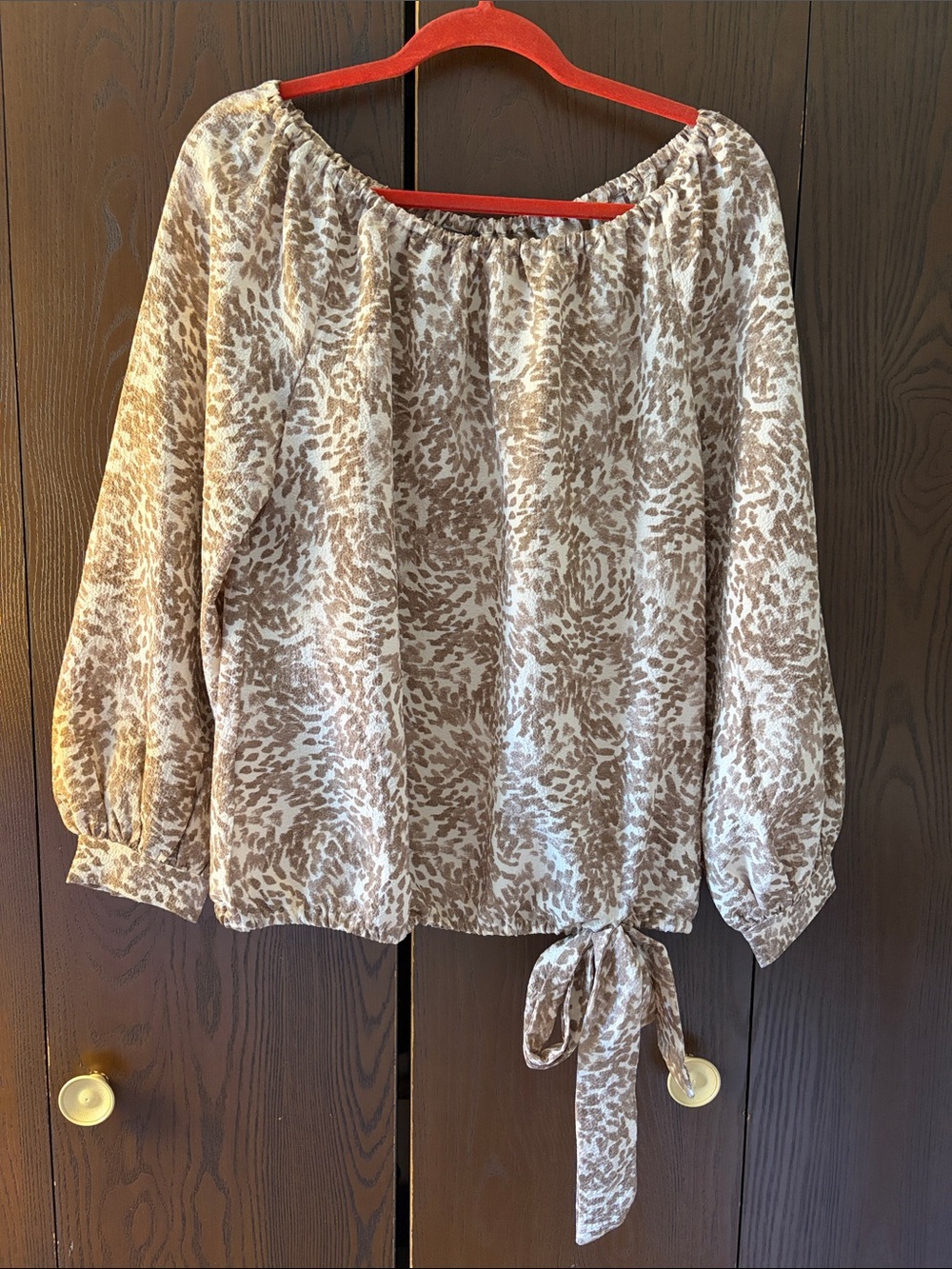 Vince Camuto Taupe & Ivory Printed Off the shoulder peasant Blouse. Med. NWT
